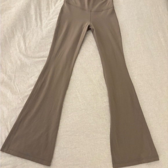 Aritzia TNAction High-Waist Flare Leggings in Taupe - Picture 3 of 5